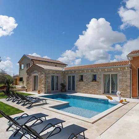 Stonica - Rustic Istrian Pool Retreat