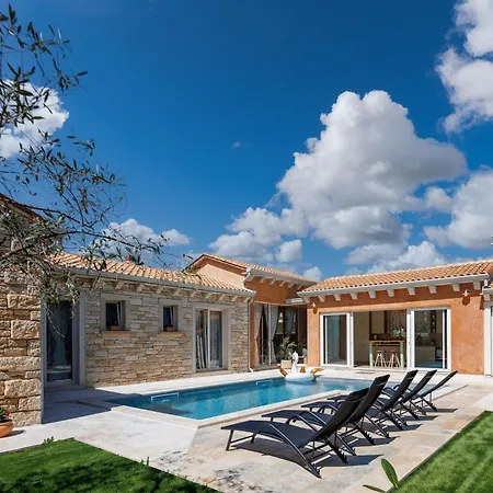 Stonica - Rustic Istrian Pool Retreat *